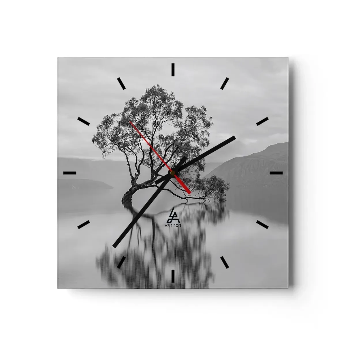 Reloj de pared - Reloj de vidrio - Un árbol solitario reflejado en el agua con montañas al fondo. - 30x30cm - Existe tal lugar en el mundo - Decoración de pared moderna para salón y dormitorio ARTTOR