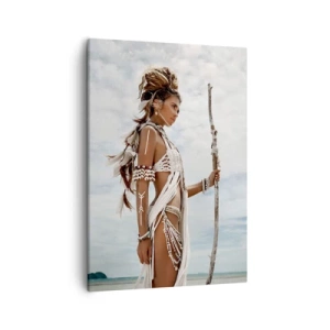 Cuadro sobre lienzo - Impresión de Imagen - Mujer estilizada en la playa con adornos étnicos y un palo. - 50x70cm - Reina de los trópicos - Decoración de pared moderna para salón y dormitorio ARTTOR