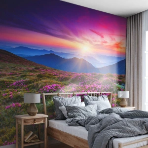 Fotomural Premium Sand - Paisaje de montaña con flores moradas al atardecer - 100x70cm - Dulce aroma a frescura - Decoración de pared moderna para salón y dormitorio ARTTOR