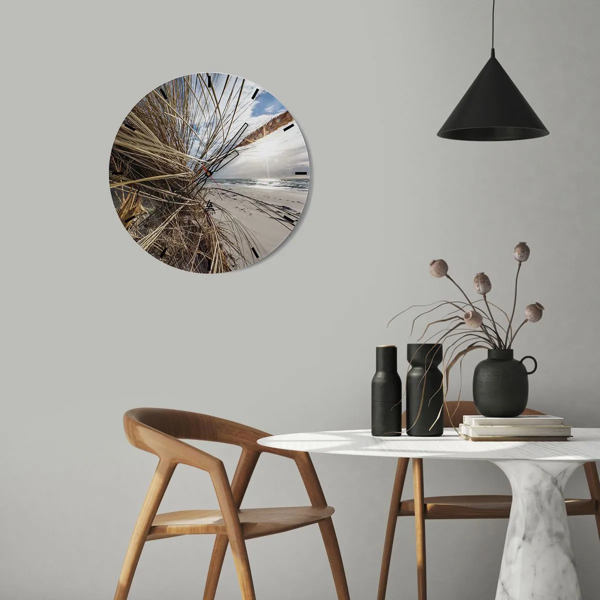 Reloj de pared - Reloj de vidrio - Paisaje de playa con vista al mar a través de la hierba. - 30x30cm - Una reunión de los elementos - Decoración de pared moderna para salón, cocina y dormitorio ARTTOR
