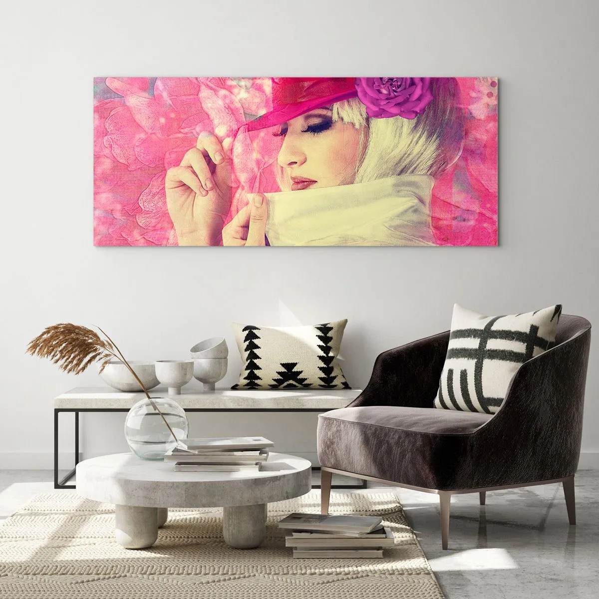 Cuadro sobre vidrio - Impresiones sobre Vidrio - Mujer elegante con un sombrero rosa y una flor. - 140x50cm - Retrato retro en rosa - Decoración de pared moderna para salón y dormitorio ARTTOR