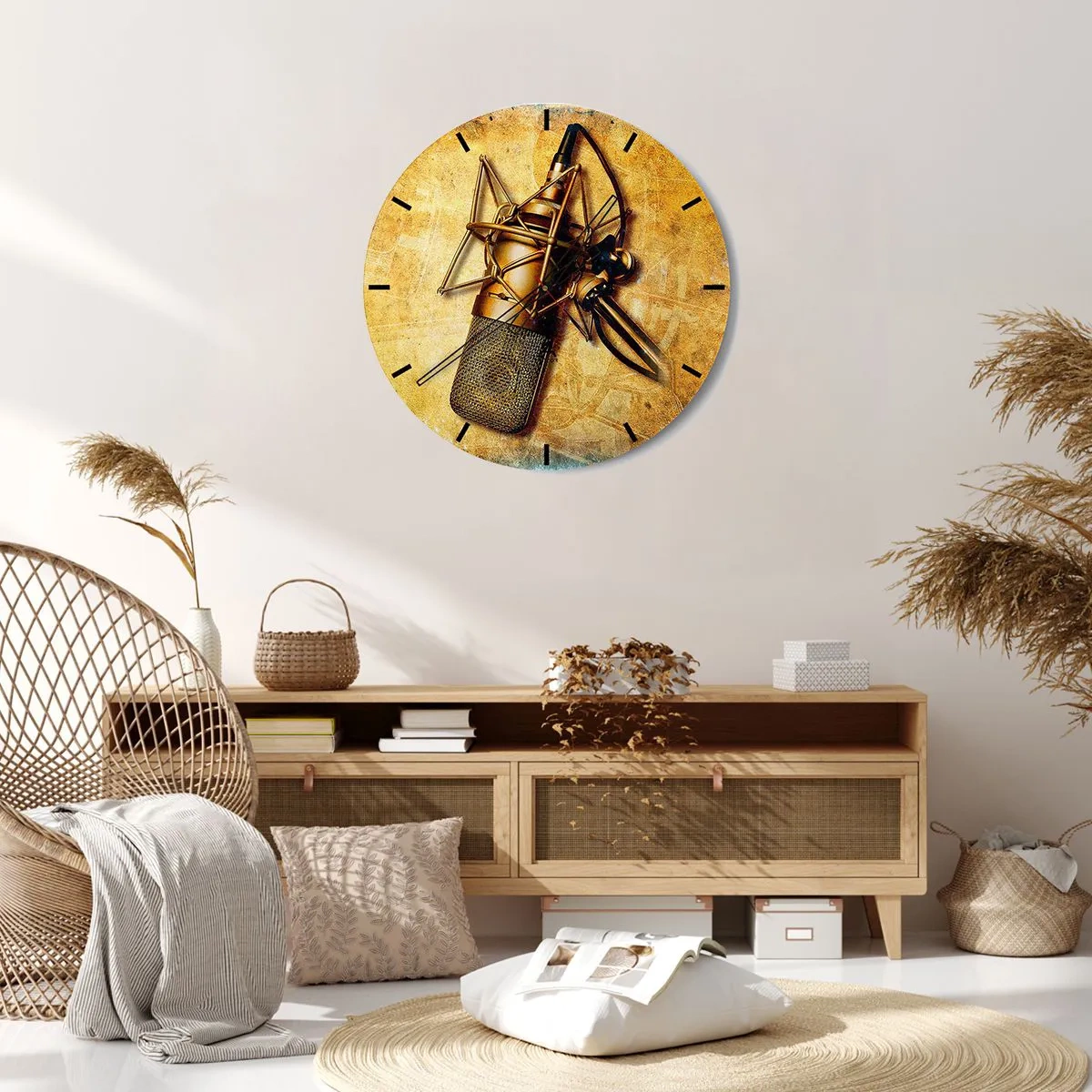 Reloj de pared - Reloj de vidrio - Un motivo de micrófono de estudio sobre un fondo dorado. - 30x30cm - Los años dorados de la radio - Decoración de pared moderna para salón, cocina y dormitorio ARTTOR