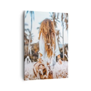 Cuadro sobre lienzo - Impresión de Imagen - Una mujer en un campo de hierba con palmeras al fondo al atardecer. - 50x70cm - Nacida en el plumón de la Tierra - Decoración de pared moderna para salón y dormitorio ARTTOR