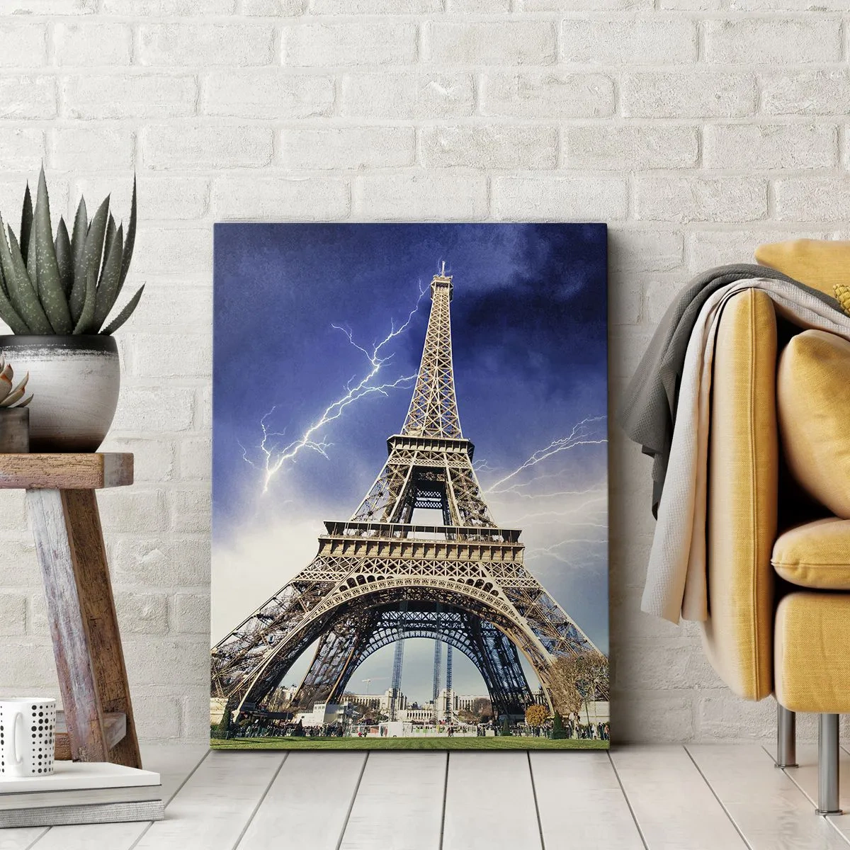Cuadro sobre lienzo - Impresión de Imagen - La Torre Eiffel con un cielo tormentoso y relámpagos al fondo. - 70x100cm - Reina sobre las tormentas - Decoración de pared moderna para salón y dormitorio ARTTOR
