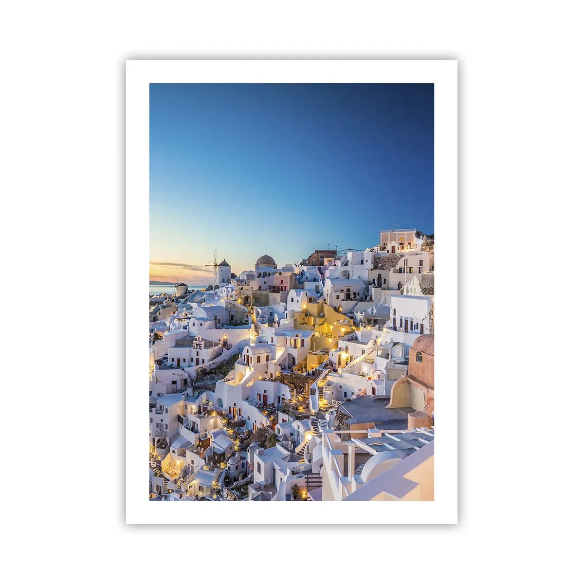 Póster - Vista de las casas iluminadas en Santorini al atardecer - 50x70cm - La esencia de lo griego - Decoración de pared moderna para salón y dormitorio ARTTOR