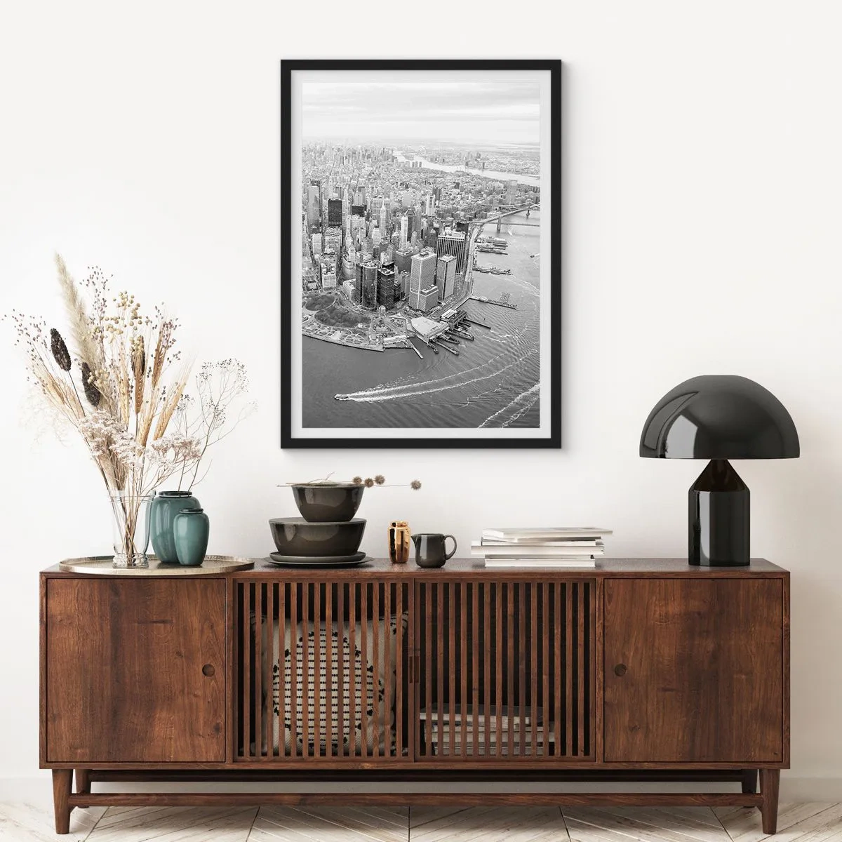 Póster en marco negro - Un panorama en blanco y negro de la ciudad con vista al agua. - 50x70cm - ¿Cómo no amar este lugar? - Decoración de pared moderna para salón y dormitorio ARTTOR