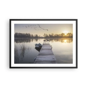Póster en marco negro - Un muelle junto al lago por la mañana con un barco y sillas. - 70x50cm - Volveré en un rato - Decoración de pared moderna para salón y dormitorio ARTTOR
