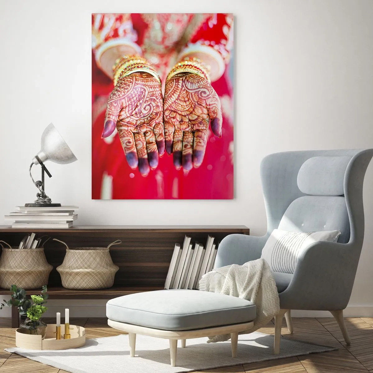 Cuadro sobre vidrio - Impresiones sobre Vidrio - Manos con henna en atuendo tradicional sobre un fondo rojo. - 50x70cm - Ritual con las manos - Decoración de pared moderna para salón y dormitorio ARTTOR