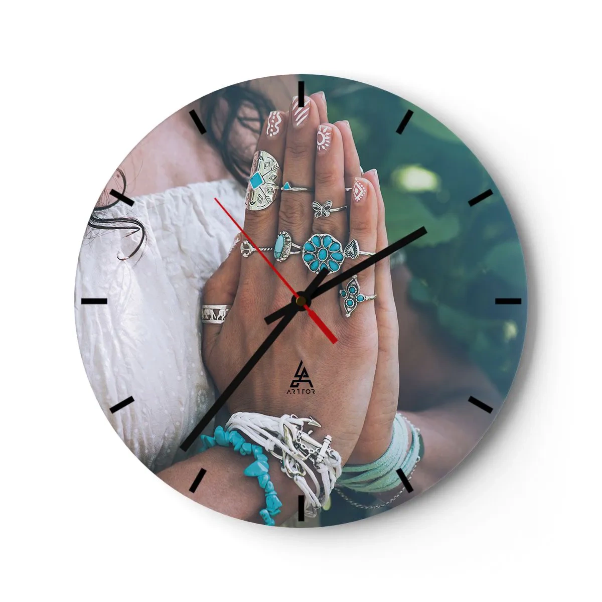 Reloj de pared - Reloj de vidrio - Manos con joyas boho sobre un fondo natural. - 30x30cm - Conocimiento interior - Decoración de pared moderna para salón, cocina y dormitorio ARTTOR