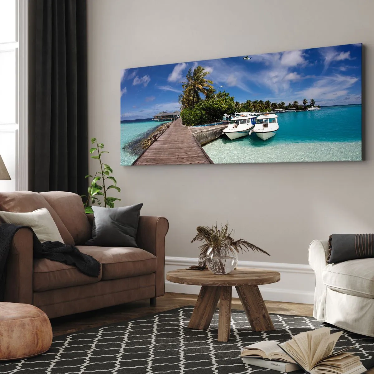 Cuadro sobre lienzo - Impresión de Imagen - Un embarcadero sobre un mar turquesa con barcos y palmeras. - 140x50cm - Y sin embargo el paraíso existe - Decoración de pared moderna para salón y dormitorio ARTTOR