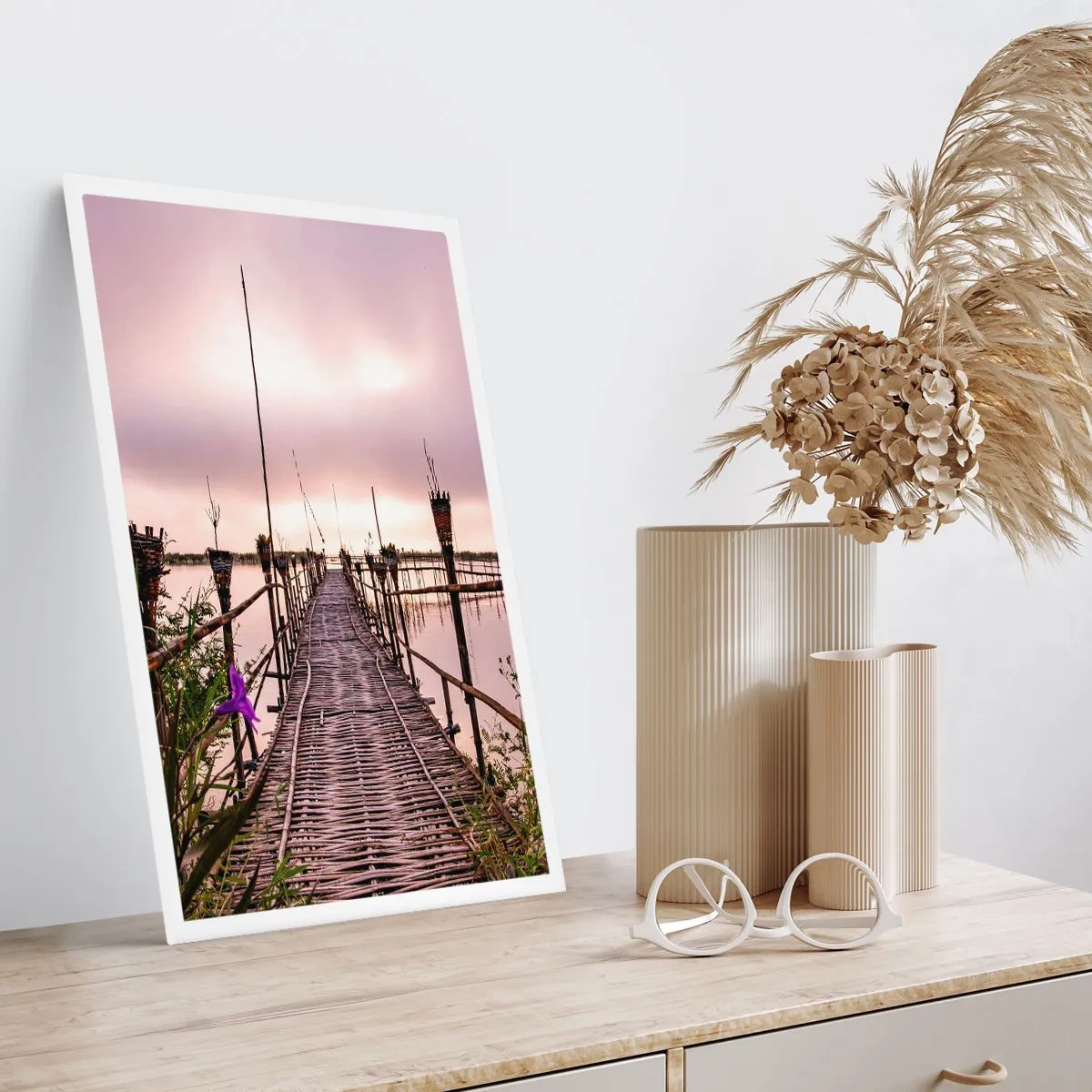 Póster - Puente de bambú sobre aguas tranquilas al atardecer - 50x70cm - La tranquilidad de Asia - Decoración de pared moderna para salón y dormitorio ARTTOR