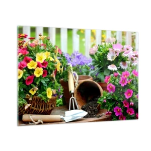 Cuadro sobre vidrio - Impresiones sobre Vidrio - Flores de colores en macetas con herramientas de jardinería. - 100x70cm - El jardín de Sofía - Decoración de pared moderna para salón y dormitorio ARTTOR