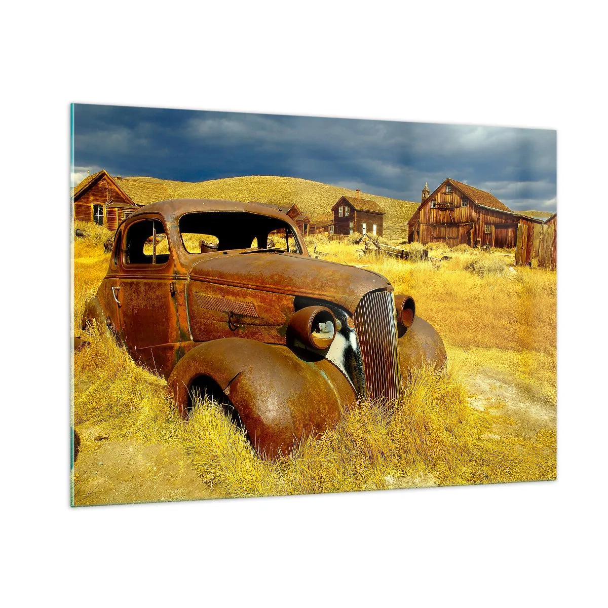 Cuadro sobre vidrio - Impresiones sobre Vidrio - Un coche clásico con el telón de fondo de un pueblo desierto. - 100x70cm - Un merecido descanso - Decoración de pared moderna para salón y dormitorio ARTTOR