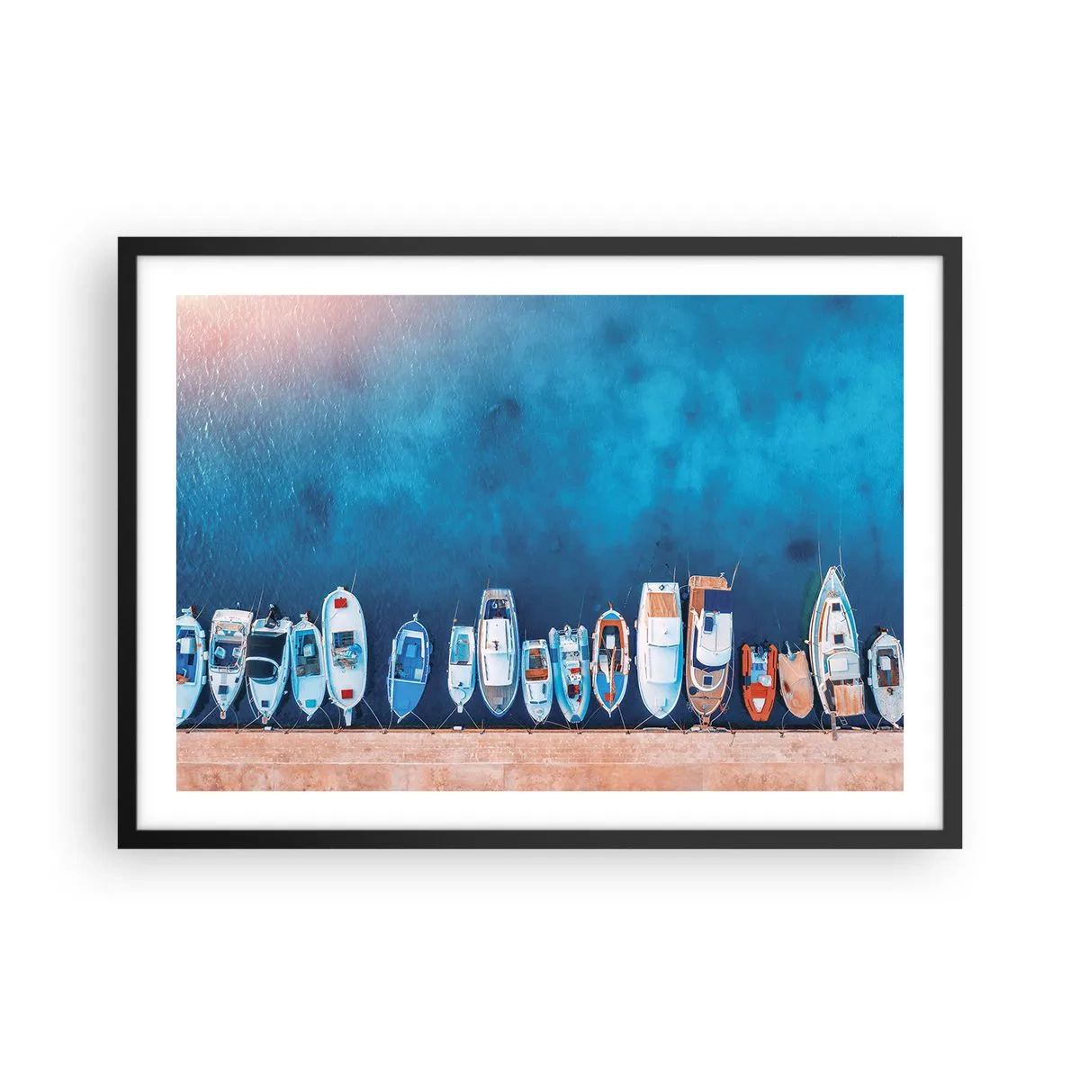 Póster en marco negro - Barcos amarrados en la orilla contra el agua azul. - 70x50cm - En fila y a la espera - Decoración de pared moderna para salón y dormitorio ARTTOR