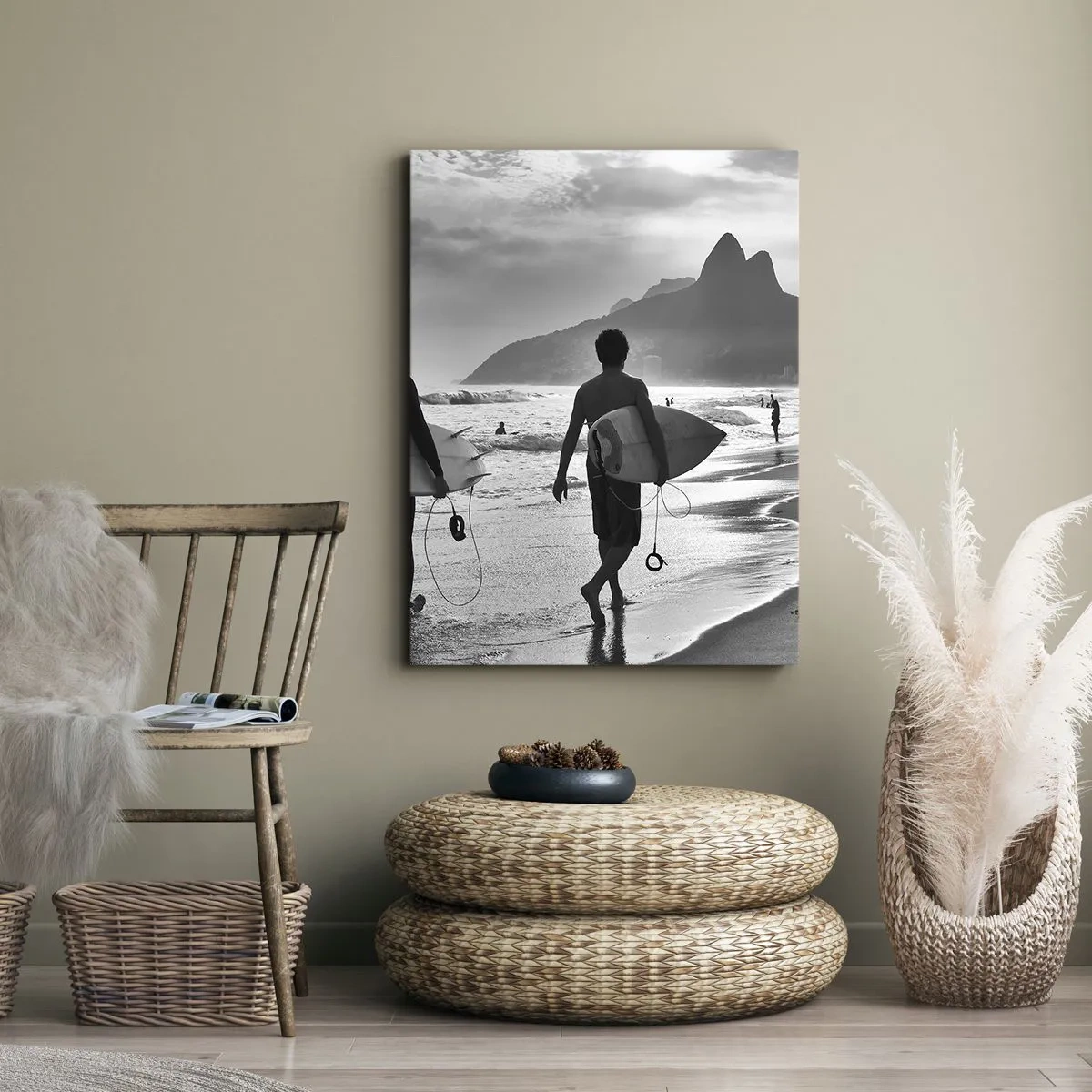 Cuadro sobre lienzo - Impresión de Imagen - Dos surfistas caminando por la playa con sus tablas en blanco y negro. - 80x120cm - Samba para una ola - Decoración de pared moderna para salón y dormitorio ARTTOR