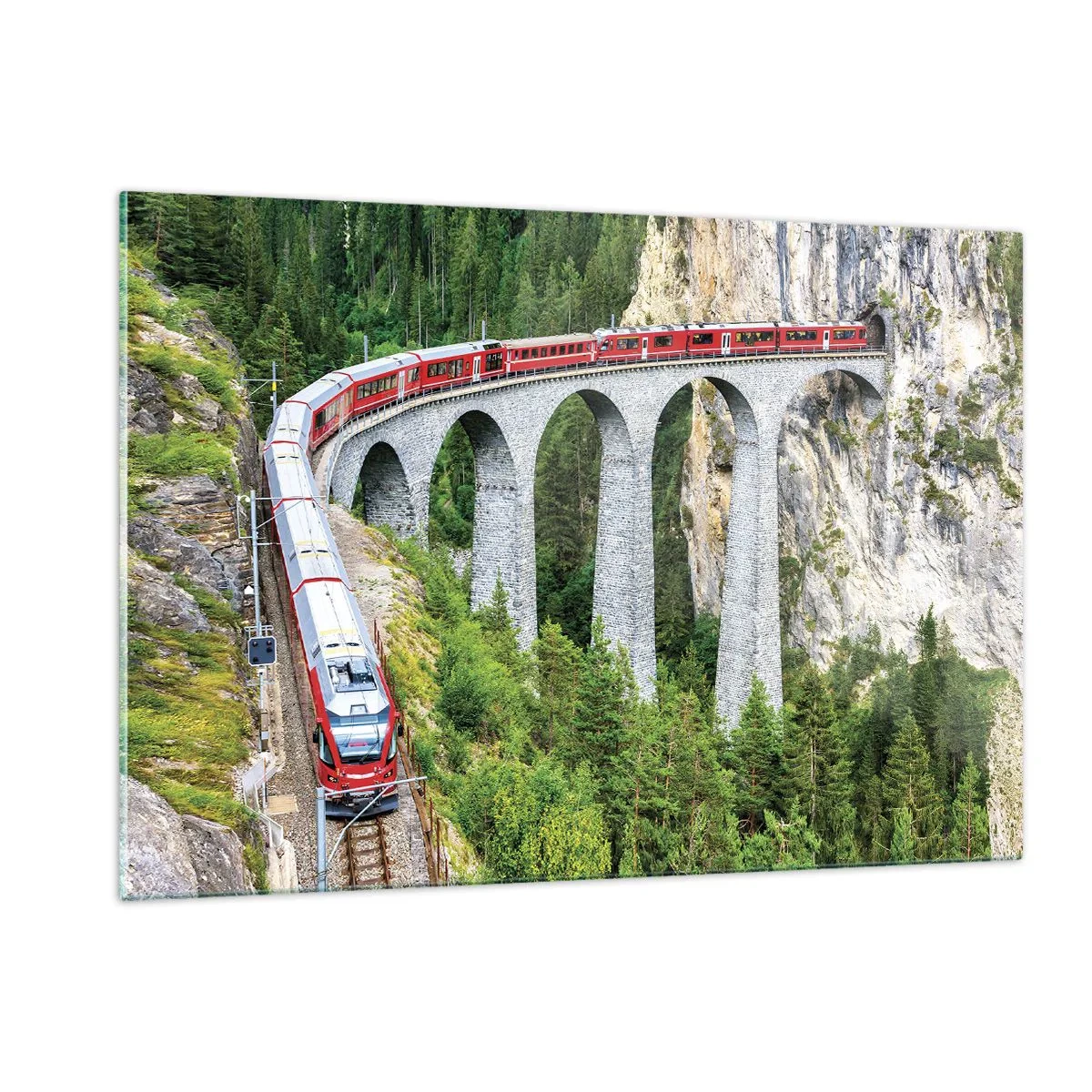 Cuadro sobre vidrio - Impresiones sobre Vidrio - Un tren con un puente de montaña al fondo entre paisajes verdes. - 120x80cm - Atravesando las montañas - Decoración de pared moderna para salón y dormitorio ARTTOR