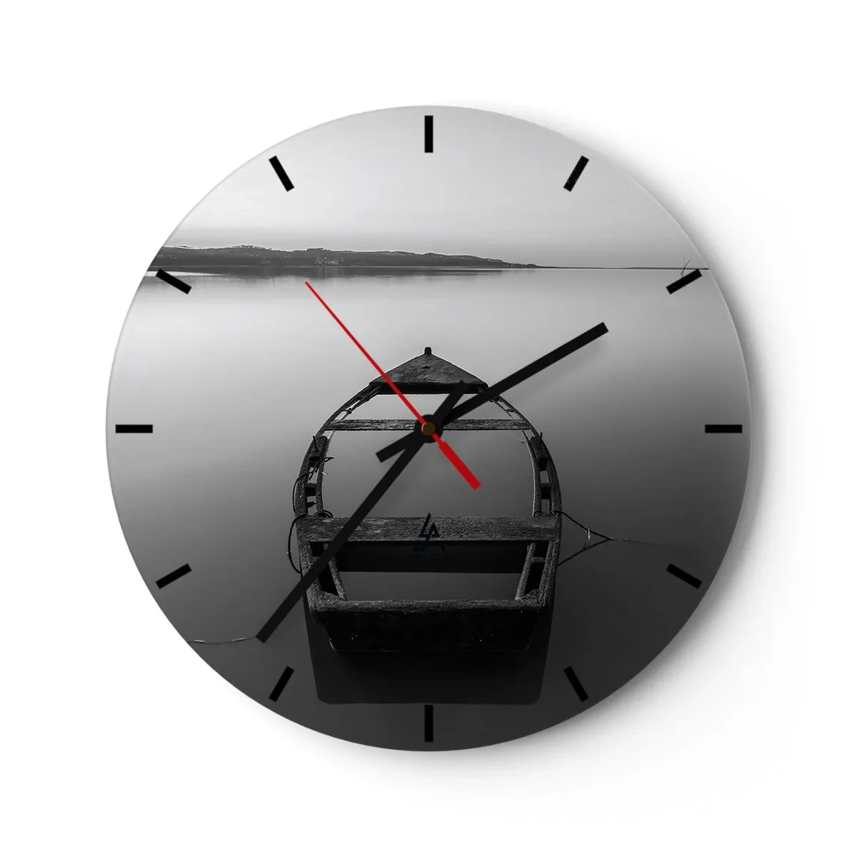 Reloj de pared - Reloj de vidrio - Un barco solitario en un lago tranquilo en blanco y negro. - 30x30cm - Anhelo y melancolía - Decoración de pared moderna para salón, cocina y dormitorio ARTTOR