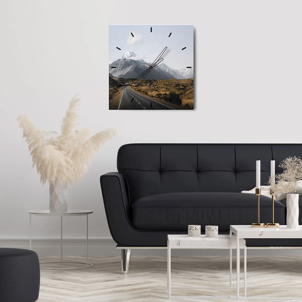 Reloj de pared - Reloj de vidrio - Un camino en las montañas rodeado de un paisaje pintoresco. - 30x30cm - El camino al corazón de las montañas - Decoración de pared moderna para salón y dormitorio ARTTOR