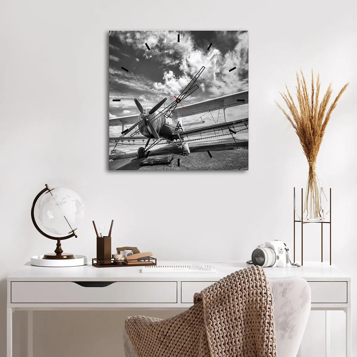 Reloj de pared - Reloj de vidrio - Un avión antiguo en el aeropuerto en blanco y negro. - 30x30cm - No puedo esperar - Decoración de pared moderna para salón y dormitorio ARTTOR