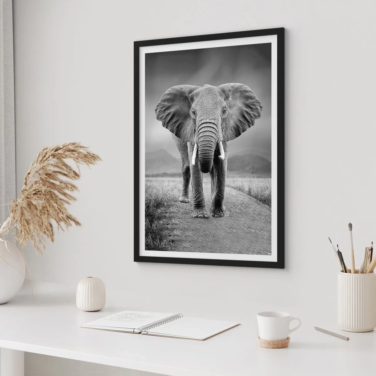 Póster en marco negro - Un elefante frente a un paisaje africano en blanco y negro. - 50x70cm - El anfitrión da la bienvenida - Decoración de pared moderna para salón y dormitorio ARTTOR