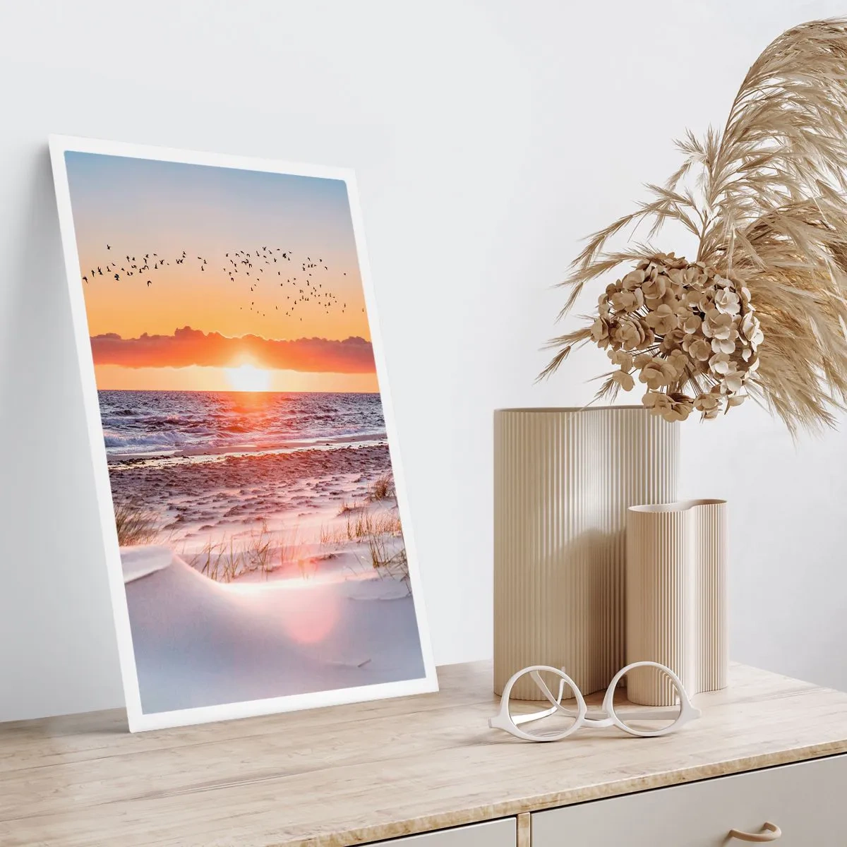 Póster - Puesta de sol sobre el mar con pájaros en el horizonte y la playa. - 50x70cm - Paisaje horizontal - Decoración de pared moderna para salón y dormitorio ARTTOR