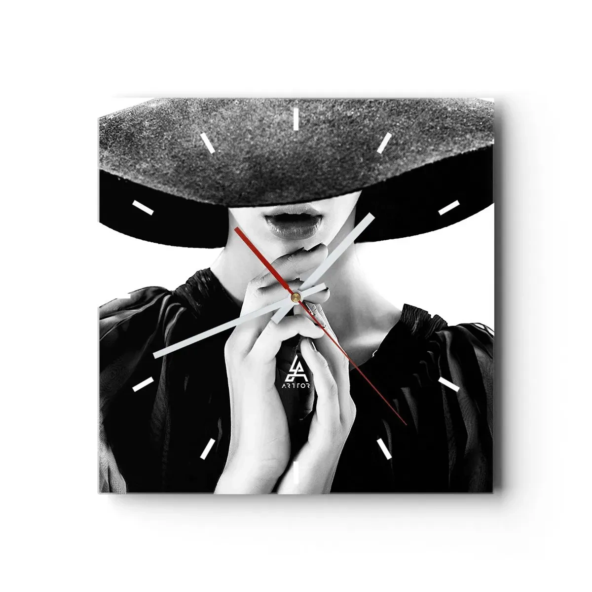 Reloj de pared - Reloj de vidrio - Mujer elegante con un gran sombrero en tonos blanco y negro. - 30x30cm - Belleza oculta - Decoración de pared moderna para salón y dormitorio ARTTOR