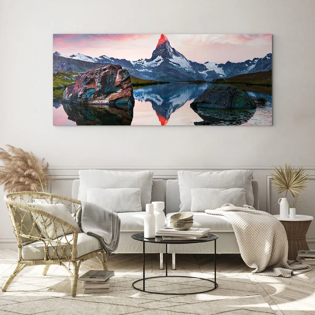 Cuadro sobre vidrio - Impresiones sobre Vidrio - Un pico de montaña reflejado en un lago al atardecer. - 140x50cm - El corazón de las montañas arde - Decoración de pared moderna para salón y dormitorio ARTTOR