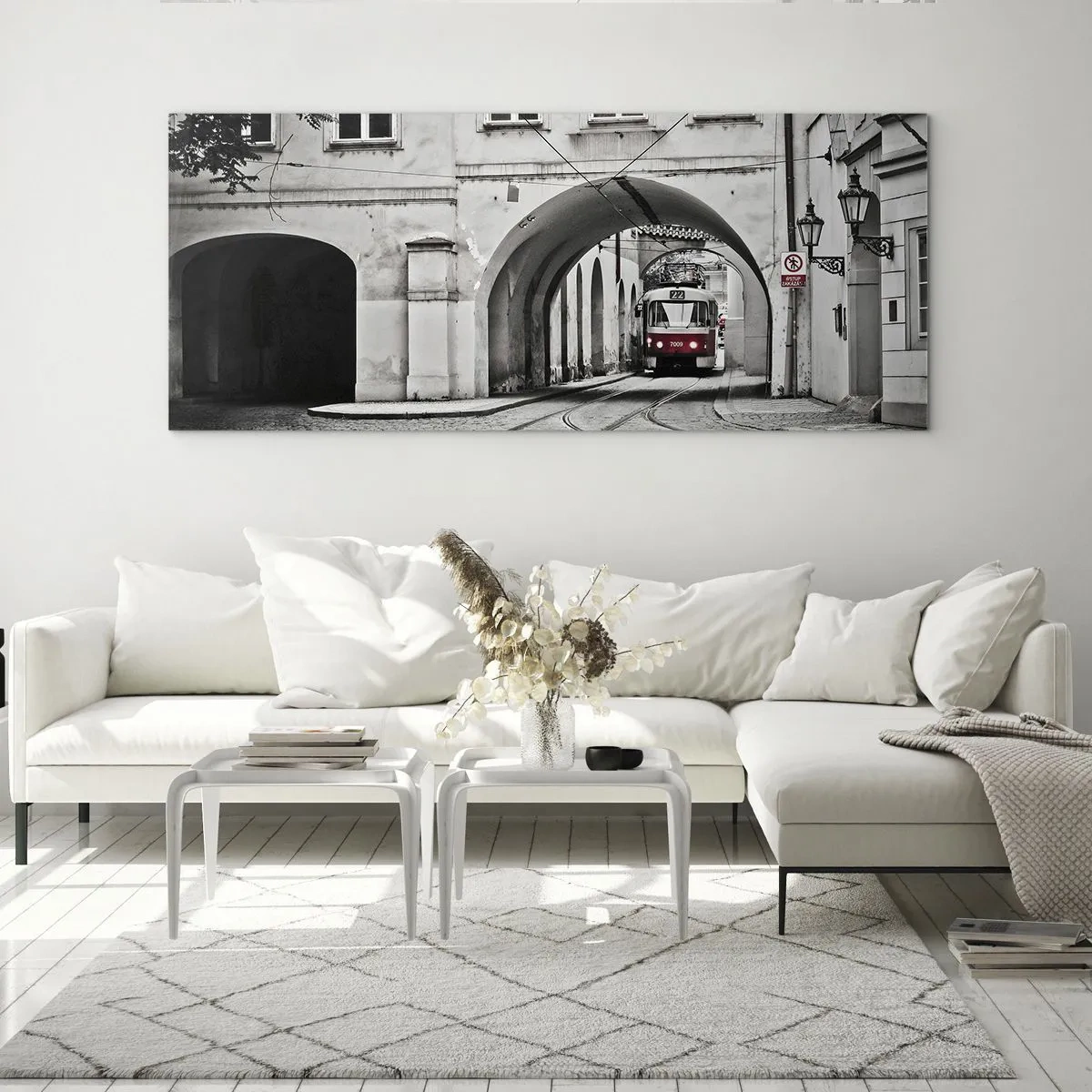 Cuadro sobre vidrio - Impresiones sobre Vidrio - Un tranvía en blanco y negro en una calle histórica de la ciudad. - 140x50cm - A través del laberinto urbano - Decoración de pared moderna para salón y dormitorio ARTTOR