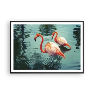Póster en marco negro - Dos flamencos en el agua tranquila reflejando su entorno. - 100x70cm - Estamos de moda - Decoración de pared moderna para salón y dormitorio ARTTOR