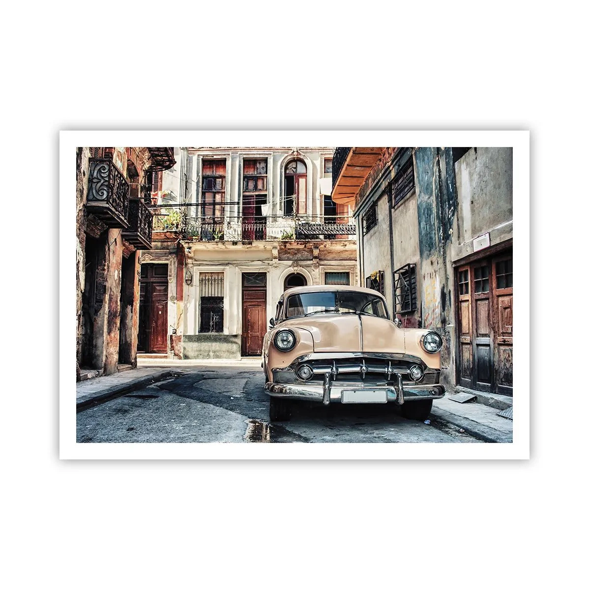 Póster - Un coche clásico con la arquitectura urbana como telón de fondo - 100x70cm - Siesta en La Habana - Decoración de pared moderna para salón y dormitorio ARTTOR