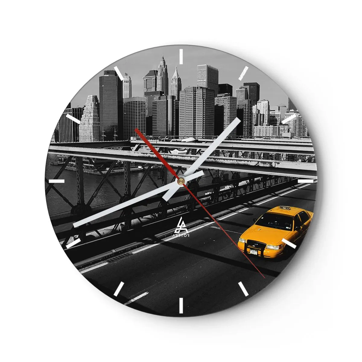 Reloj de pared - Reloj de vidrio - Un taxi amarillo sobre un fondo de ciudad en blanco y negro. - 30x30cm - El color de la gran ciudad - Decoración de pared moderna para salón, cocina y dormitorio ARTTOR