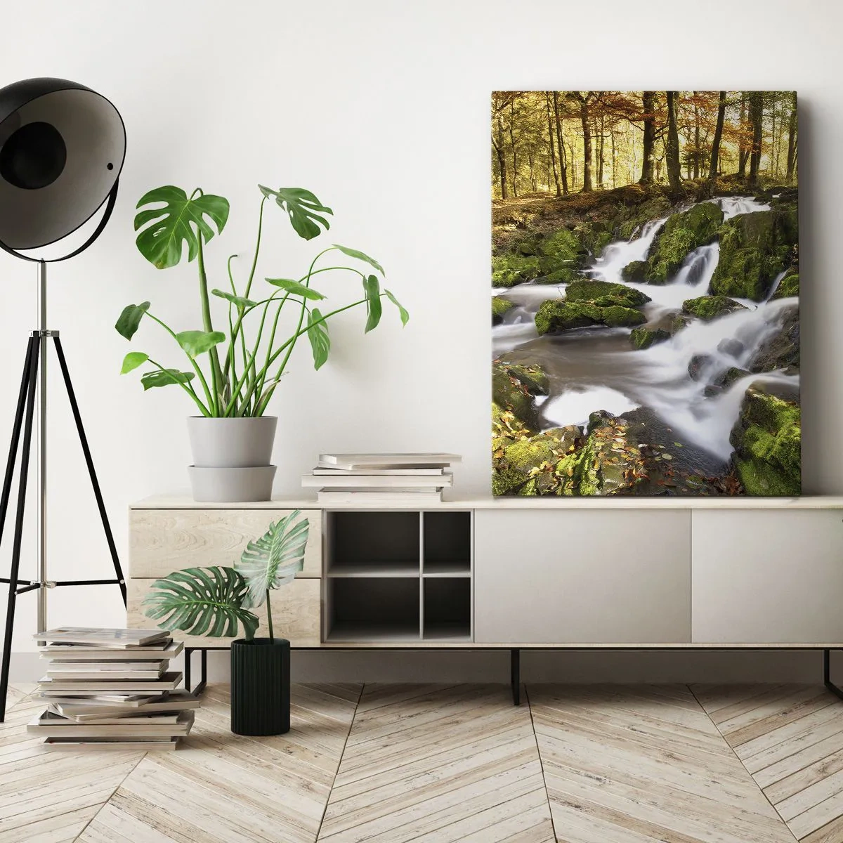 Cuadro sobre lienzo - Impresión de Imagen - Un paisaje boscoso con una cascada rodeada de musgo. - 80x120cm - Atravesando el bosque otoñal - Decoración de pared moderna para salón y dormitorio ARTTOR