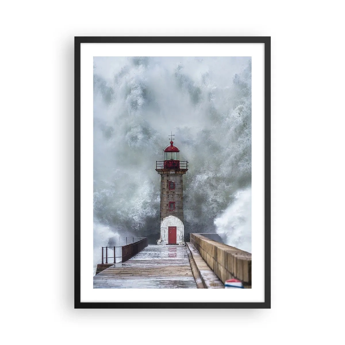 Póster en marco negro - Un faro rodeado de poderosas olas durante una tormenta. - 50x70cm - El rugido de las aguas, la fuerza del viento - Decoración de pared moderna para salón y dormitorio ARTTOR