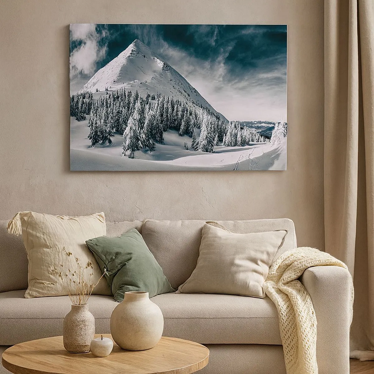 Cuadro sobre lienzo - Impresión de Imagen - Un pico de montaña cubierto de nieve rodeado de un bosque invernal. - 70x50cm - Tierra de nieve y hielo - Decoración de pared moderna para salón y dormitorio ARTTOR