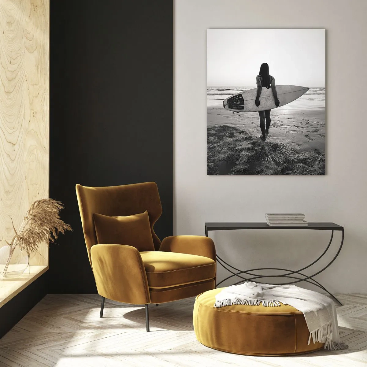 Cuadro sobre vidrio - Impresiones sobre Vidrio - Mujer con tabla de surf en la playa en blanco y negro - 70x100cm - Hija de las olas marinas - Decoración de pared moderna para salón y dormitorio ARTTOR