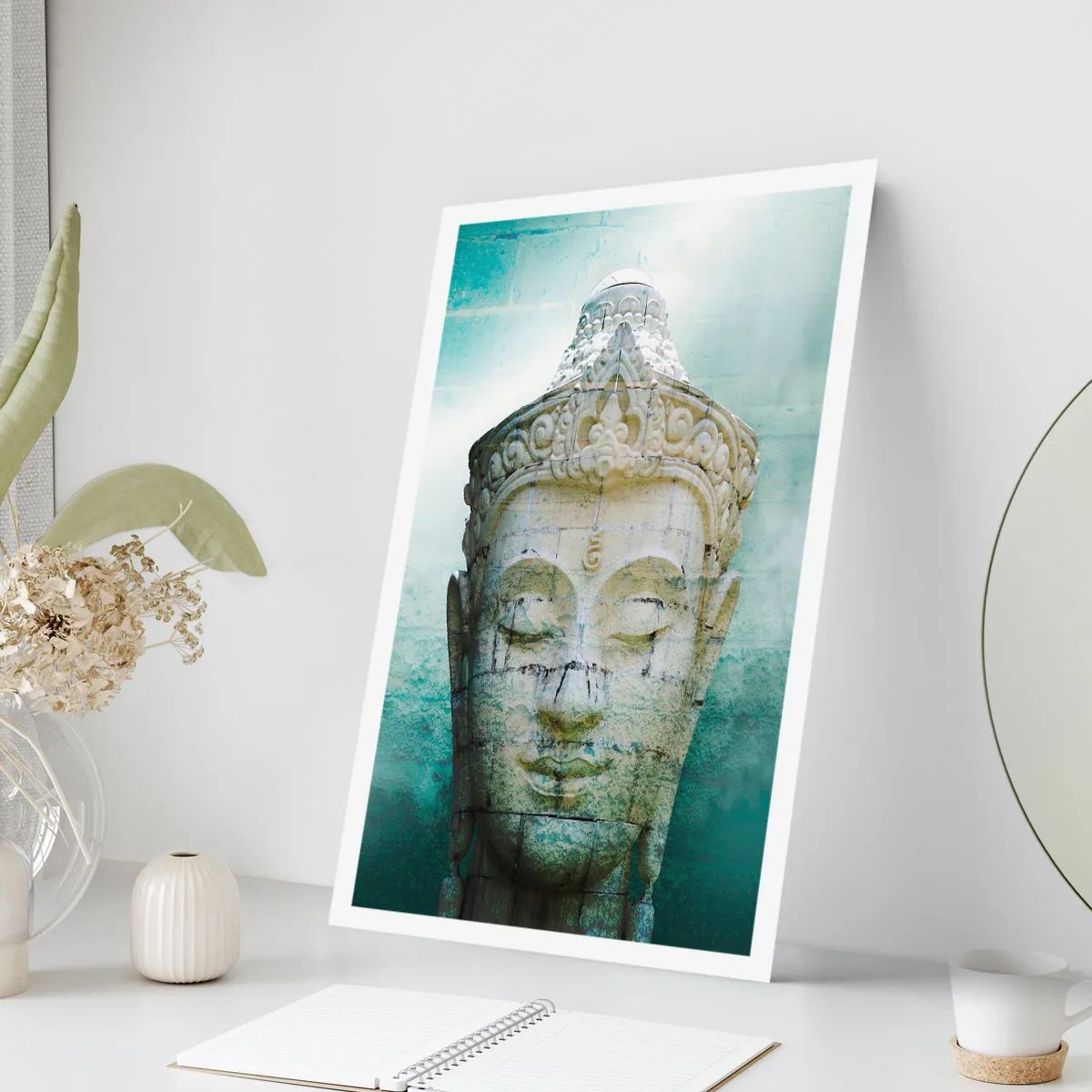 Póster - Una estatua de Buda sobre un fondo de sutiles tonos verdes. - 50x70cm - Buscando la luz - Decoración de pared moderna para salón y dormitorio ARTTOR