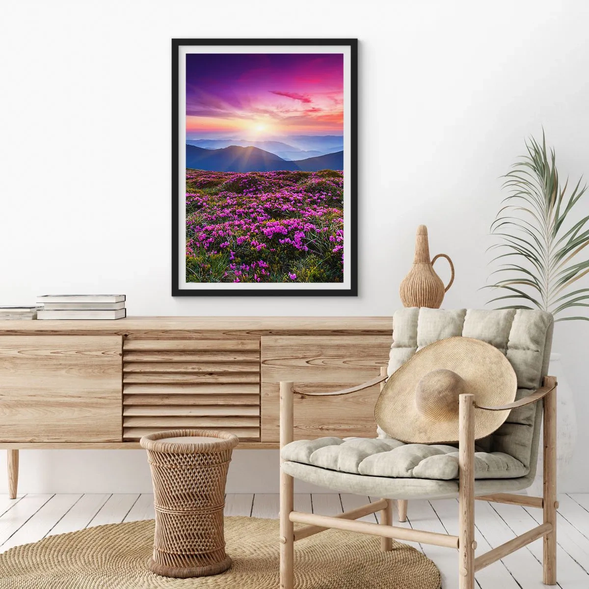 Póster en marco negro - Un campo de flores violetas en las montañas al atardecer. - 50x70cm - Dulce aroma a frescura - Decoración de pared moderna para salón y dormitorio ARTTOR