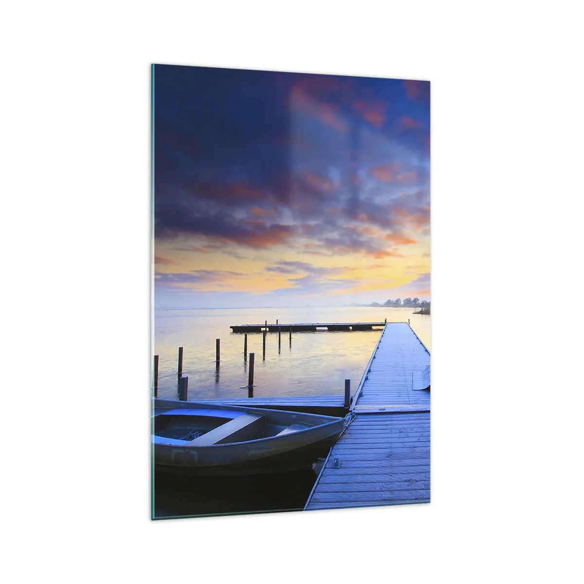 Cuadro sobre vidrio - Impresiones sobre Vidrio - Un embarcadero junto al lago al atardecer con un barco en la orilla. - 70x100cm - Calma púrpura y dorada - Decoración de pared moderna para salón y dormitorio ARTTOR