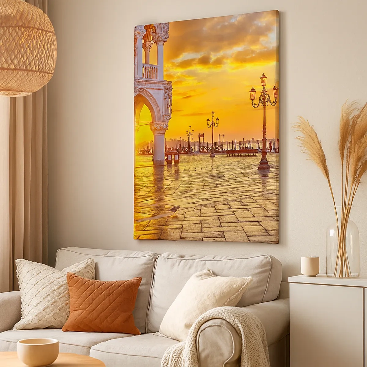 Cuadro sobre lienzo - Impresión de Imagen - Atardecer dorado en la plaza de la ciudad con arcadas y farolas - 50x70cm - ¿Dónde están todos? - Decoración de pared moderna para salón y dormitorio ARTTOR