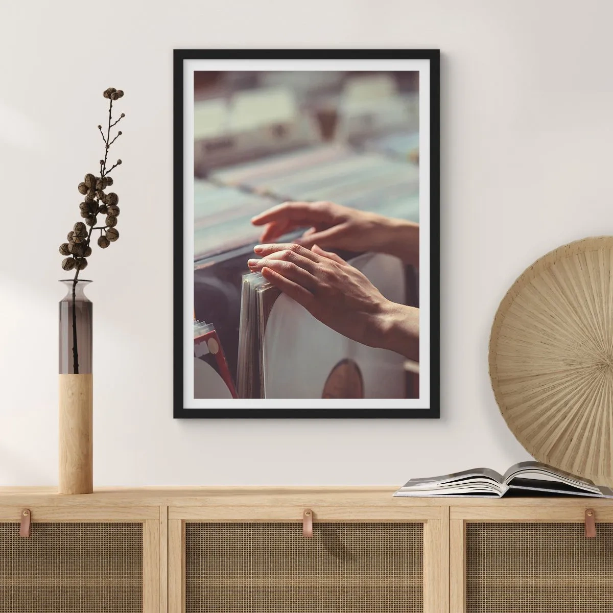 Póster en marco negro - Manos hojeando discos de vinilo en una tienda de música - 50x70cm - En busca de emociones - Decoración de pared moderna para salón y dormitorio ARTTOR