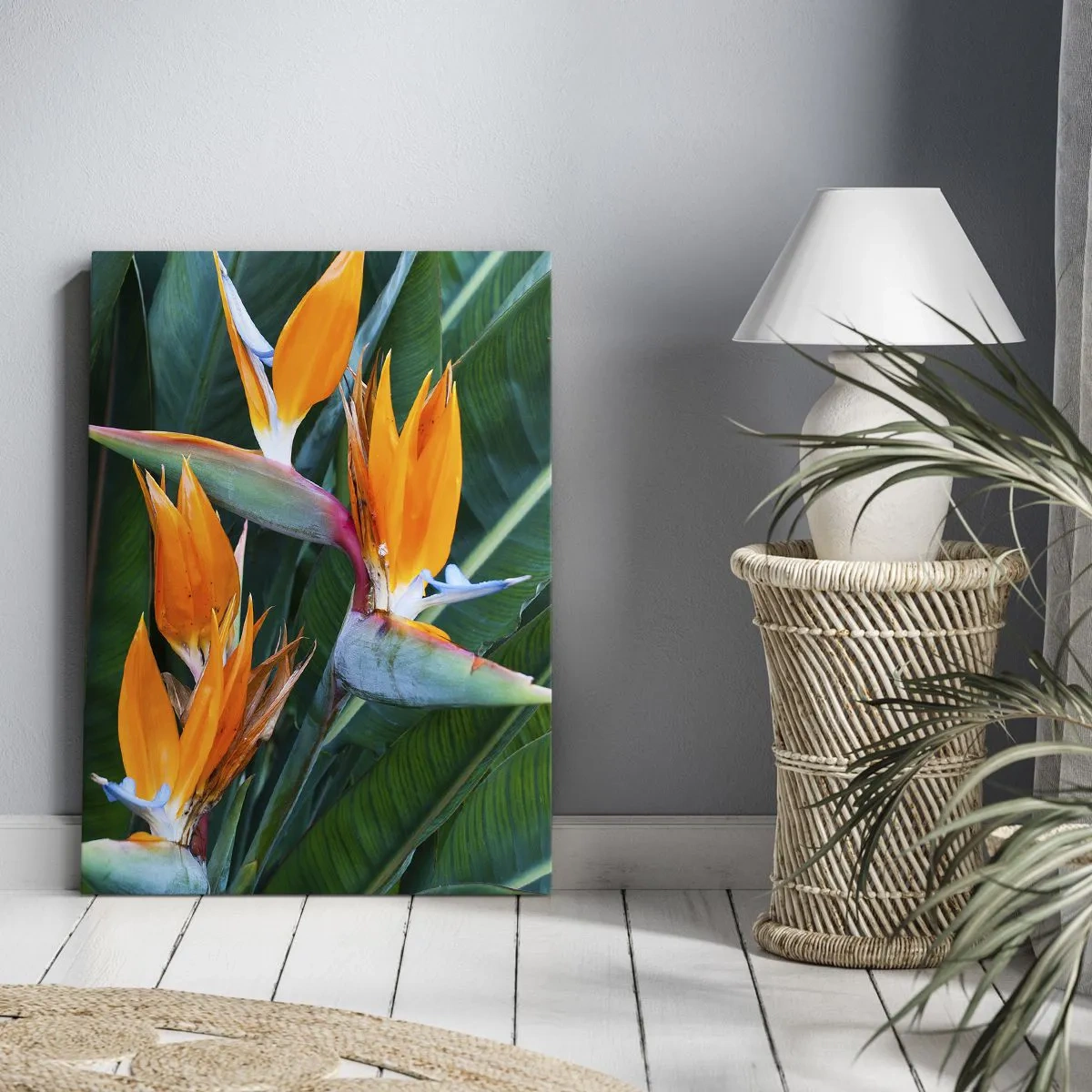 Cuadro sobre lienzo - Impresión de Imagen - Flores exóticas de strelitzia rodeadas de hojas verdes. - 50x70cm - ¿Es una flor o es un pájaro? - Decoración de pared moderna para salón y dormitorio ARTTOR
