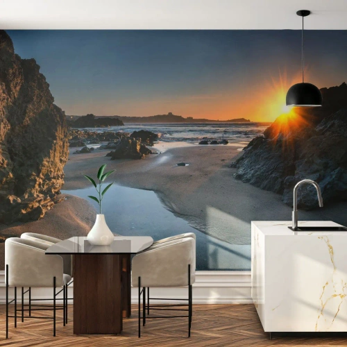 Fotomural Premium Sand - Playa rocosa al atardecer con luz reflejada en la arena - 100x70cm - Sin tocar por la mano del hombre - Decoración de pared moderna para salón y dormitorio ARTTOR