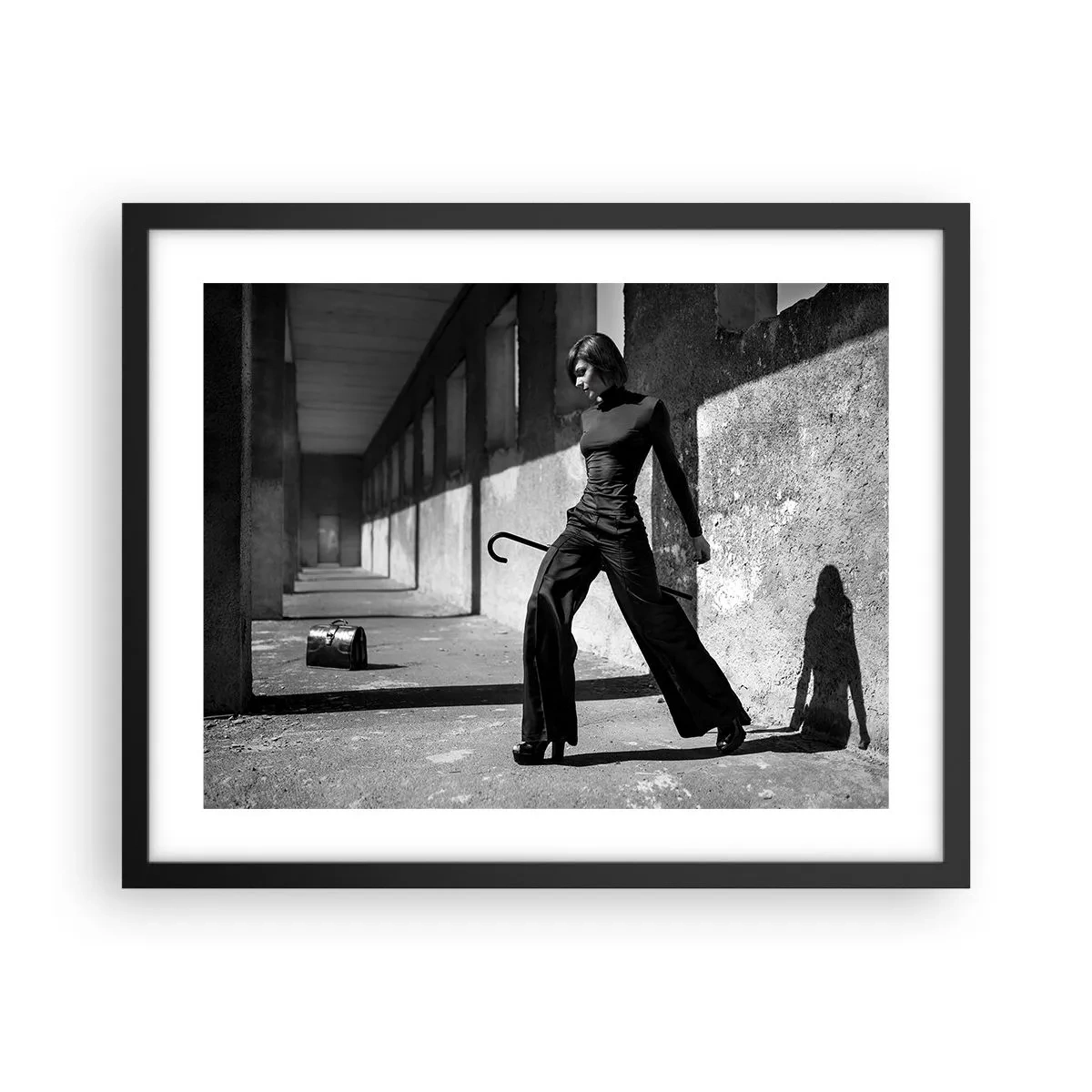 Póster en marco negro -  Elegancia urbana - 50x40 cm