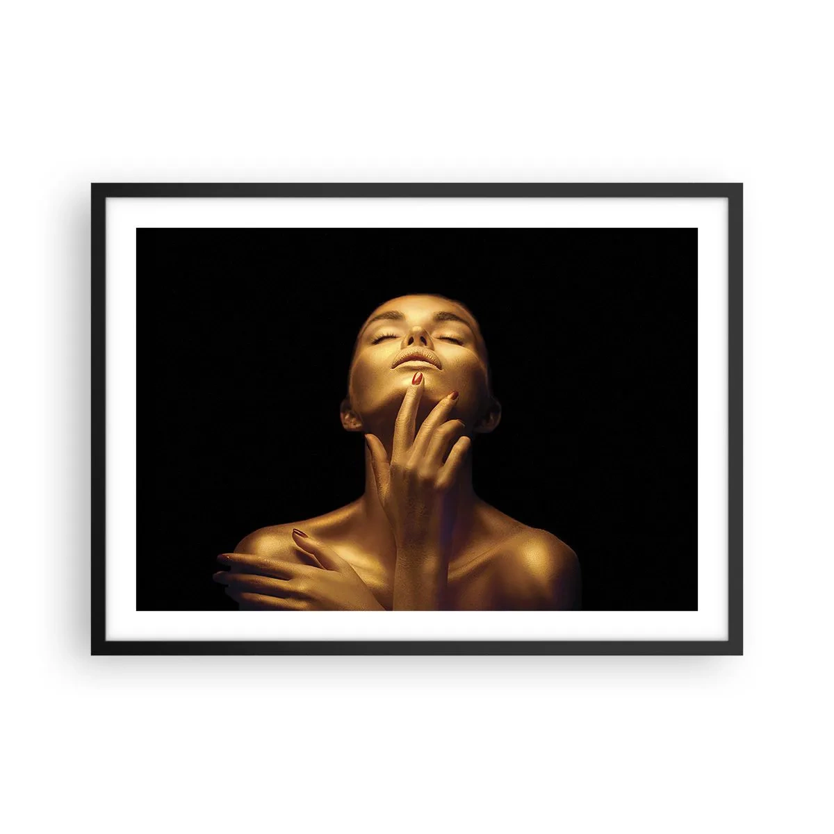Póster en marco negro - Retrato de una mujer con un brillo dorado sobre un fondo negro. - 70x50cm - Como seda dorada - Decoración de pared moderna para salón y dormitorio ARTTOR