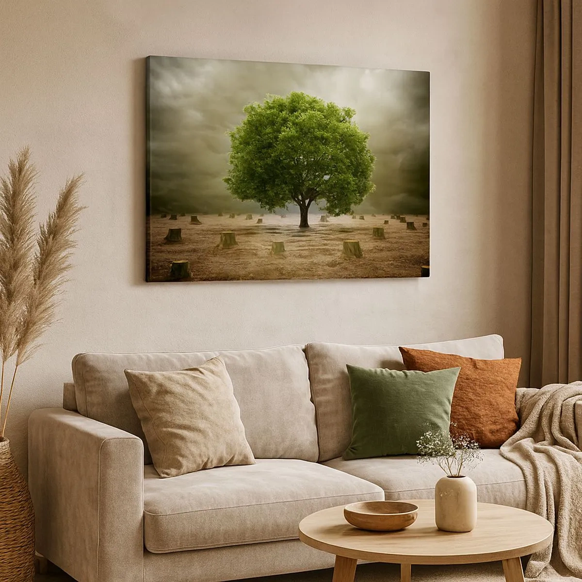 Cuadro sobre lienzo - Impresión de Imagen - Un árbol verde rodeado de troncos talados contra un cielo nublado. - 70x50cm - La esperanza - Decoración de pared moderna para salón y dormitorio ARTTOR