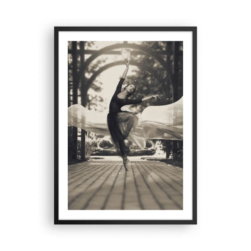 Póster en marco negro - Una bailarina en movimiento etéreo en un entorno de jardín. - 50x70cm - Danza del espíritu del jardín - Decoración de pared moderna para salón y dormitorio ARTTOR