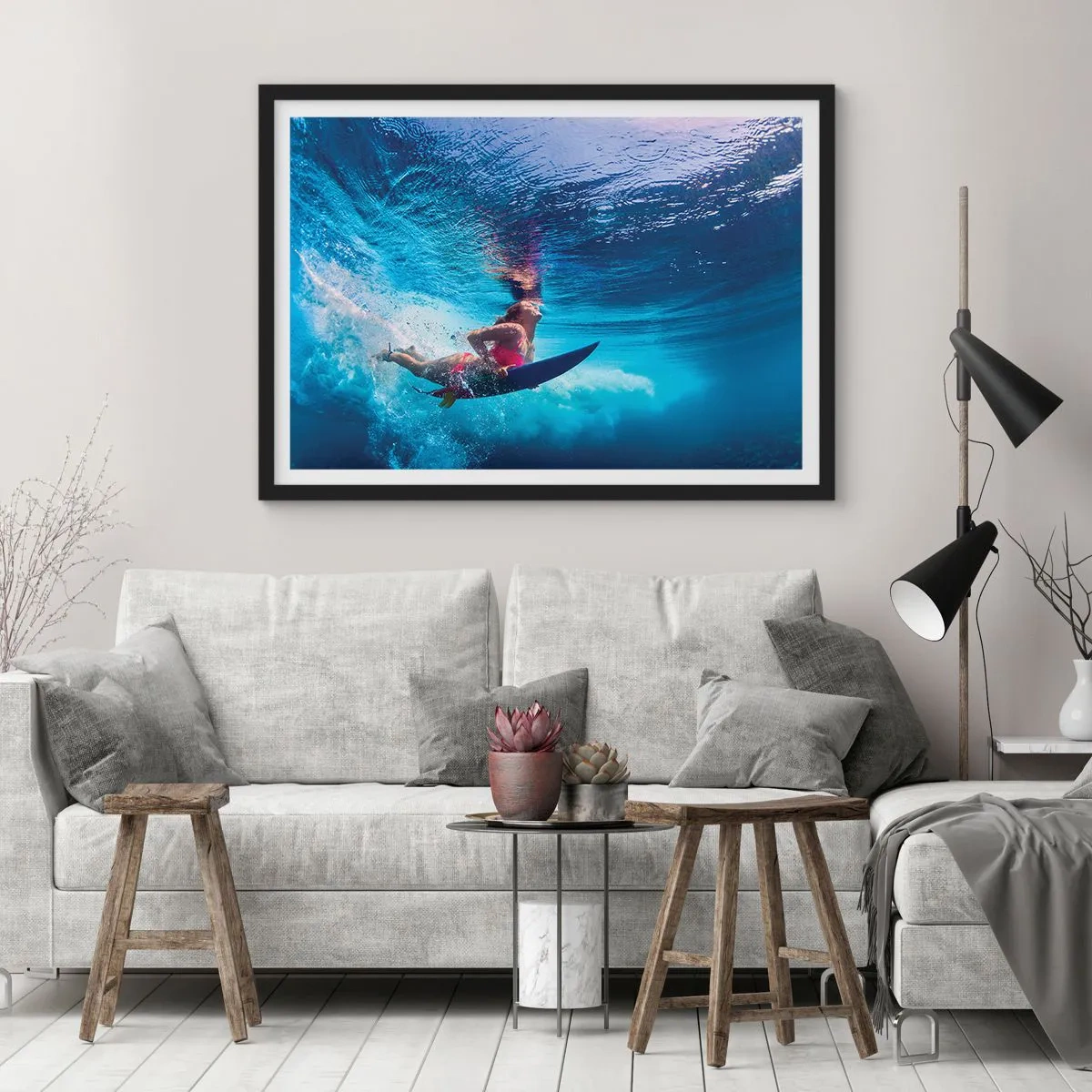 Póster en marco negro - Un surfista bajo el agua en una composición dinámica en tonos azules. - 70x50cm - La profundidad de la alegría - Decoración de pared moderna para salón y dormitorio ARTTOR