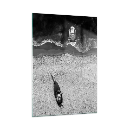 Cuadro sobre vidrio - Impresiones sobre Vidrio - Barcos en blanco y negro y sus sombras en una playa de arena vistos desde arriba - 50x70cm - Aún en la orilla... - Decoración de pared moderna para salón y dormitorio ARTTOR
