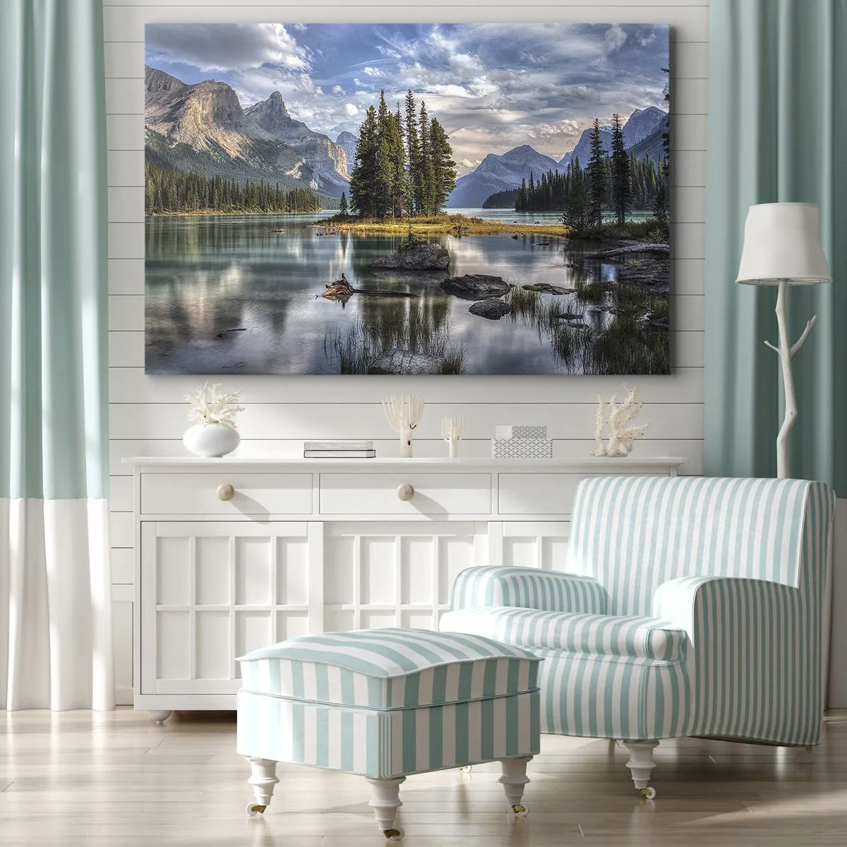 Cuadro sobre lienzo - Impresión de Imagen - Un paisaje de montaña con una isla rodeada por un lago tranquilo. - 70x50cm - Sobre el agua cristalina... - Decoración de pared moderna para salón y dormitorio ARTTOR