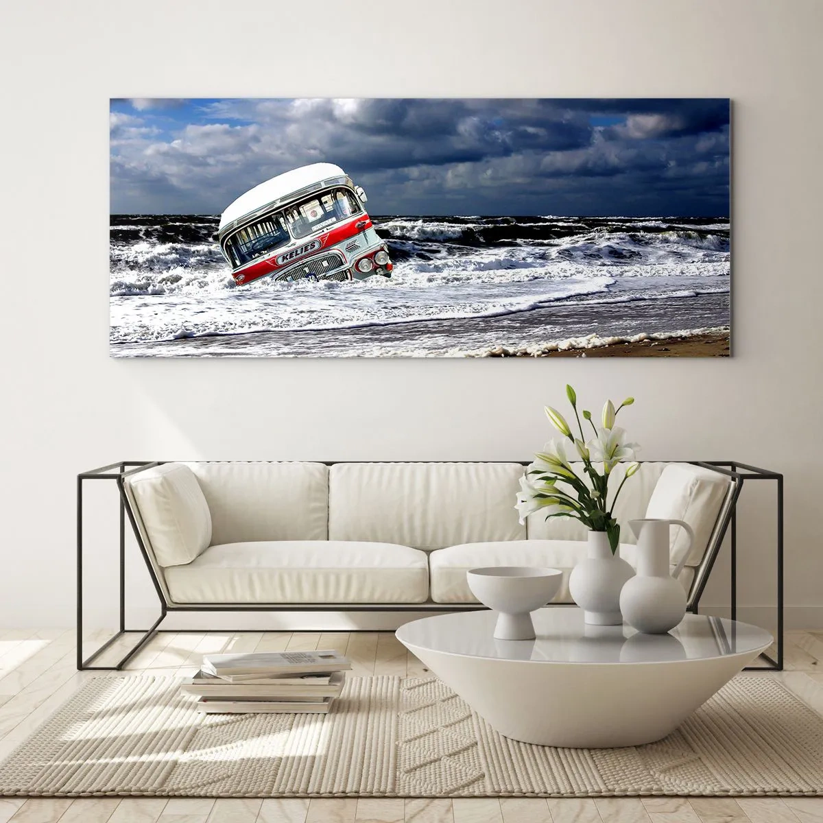 Cuadro sobre vidrio - Impresiones sobre Vidrio - Un autobús hundido en la playa en medio de olas y mares agitados - 140x50cm - ¿Y qué te sorprende? - Decoración de pared moderna para salón y dormitorio ARTTOR